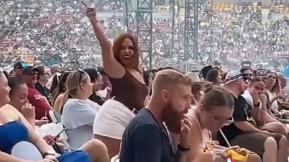 Joelene Shorten dancing at Luke Combs concert. Photo: Titkok/@jozzyshorten