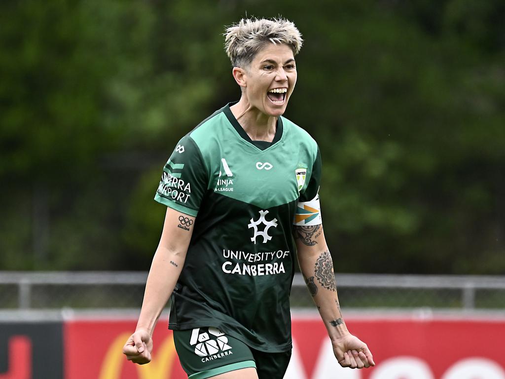 WELLINGTON, NEW ZEALAND - NOVEMBER 10: Michelle Heyman of Canberra celebrates after scoring a goal during the round two A-League Women's match between Wellington Phoenix and Canberra United at Porirua Park on November 10, 2024 in Wellington, New Zealand. (Photo by Masanori Udagawa/Getty Images)