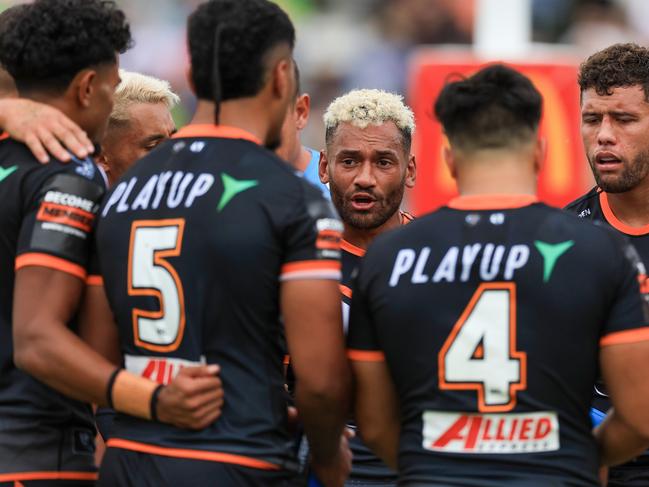 Apisai Koroisau leads a Tigers team talk. Picture: Jenny Evans/Getty Images