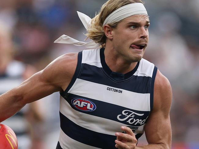 GEELONG, AUSTRALIA - MARCH 15: Bailey Smith of the Cats runs with the ball during the round one AFL match between Geelong Cats and Fremantle Dockers at GMHBA Stadium, on March 15, 2025, in Geelong, Australia. (Photo by Daniel Pockett/Getty Images)