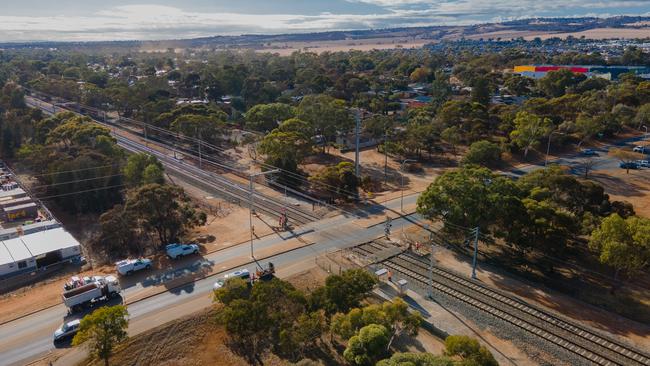 The state and federal government will invest $250 million to remove the level crossing and install grade separation on Curtis Road at Munno Para, to improve congestion and traffic in the northern suburbs.