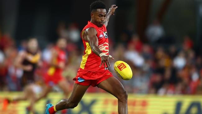 Hewago Oea of drives the Suns into attack. Picture: Chris Hyde/Getty Images