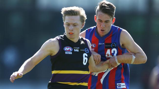 Charlie Spargo for the Murray Bushrangers and Louis Cunningham for the Oakleigh Chargers. Picture: Stuart Milligan