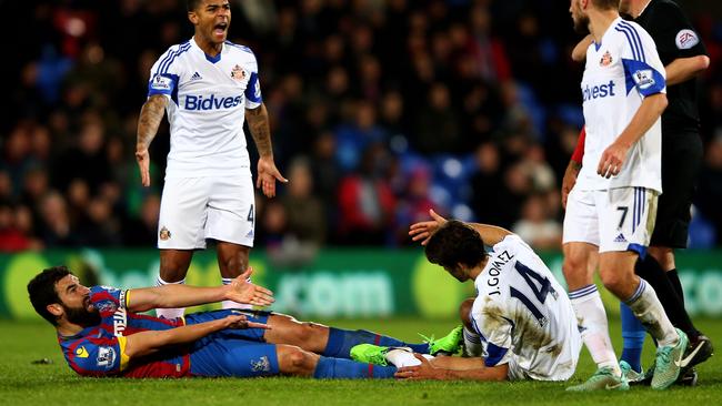 Mile Jedinak of Crystal Palace fouls Jordi Gomez of Sunderland.