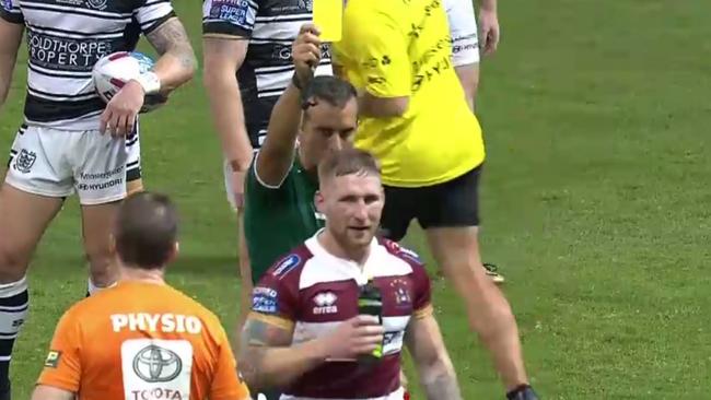 Sam Tomkins of Wigan is sin binned.