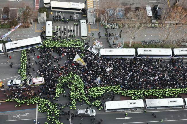 Supporters of suspended South Korean President Yoon Suk Yeol stand off with police outside a Seoul court