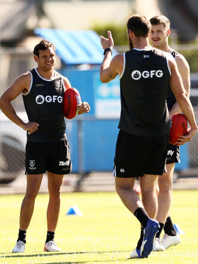 Then hands out a few instructions to Steven Motlop and Peter Ladhams. Picture: Getty Images