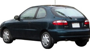 Rear of a similar 2000 model green Daewoo Lanos Hatch.