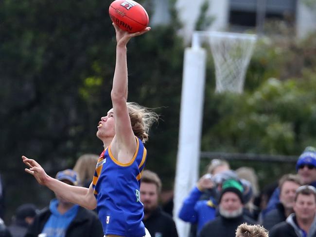 Corey Ellison reaches for the ball. Picture: Stuart Milligan