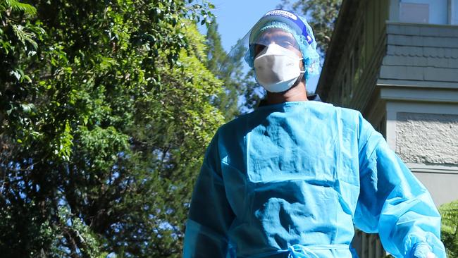 SYDNEY, AUSTRALIA - NewsWire Photos, DECEMBER 17 2021: A Nurse is seen working at the Killara Covid Testing clinic in Sydney ahead of Christmas as positive cases continue to rise in NSW. Picture: NCA Newswire / Gaye Gerard