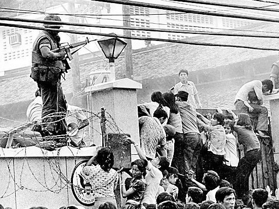 p12// PIRATE: APRIL 29, 1975 : Mobs of Vietnamese people scale the wall of the US Embassy in Saigon, 29/04/75, trying to get to the helicopter pickup zone, just before the end of the Vietnam War. US Marines and civilians beat them back with their boots and rifle butts. Thousands of South Vietnamese deserted, fleeing with their families USA / Armed Forces / Marine Historical