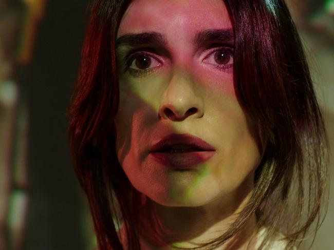 Kaleidoscope. Paz Vega as Ava Mercer in episode “Orange” of Kaleidoscope. Cr. Courtesy of Netflix © 2022