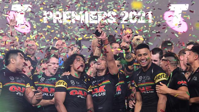 The Panthers celebrate with the NRL Premiership Trophy (Photo by Bradley Kanaris/Getty Images)