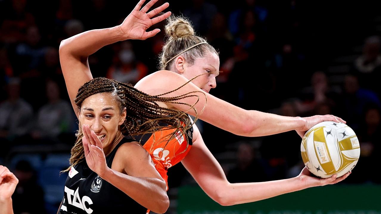 Jo Harten outguns Geva Mentor during their Super Netball semi-final between GWS Giants and Collingwood Magpies. Picture: Brendon Thorne/Getty Images