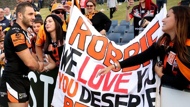 Tigers Robbie Farah talks to fans during a lap of honor after the NRL game between the Wests Tigers and the New Zealand Warriors at Campbelltown Stadium , Campbelltown.Picture Gregg Porteous