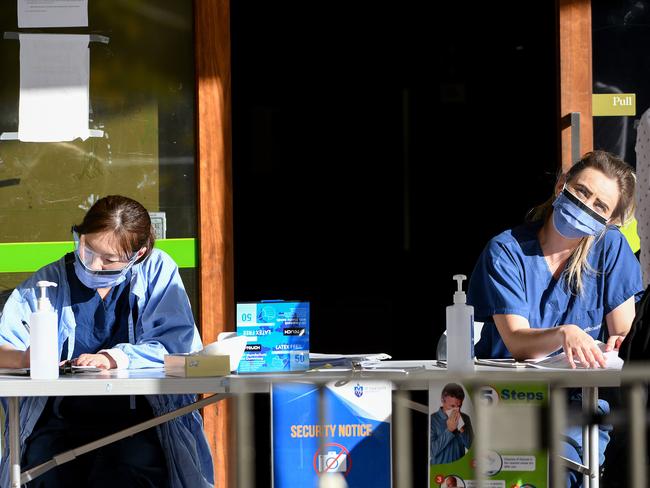 NSW Health workers quiz people waiting to get tested for COVID-19 at a pop up testing clinic at the East Sydney Arts Centre in Darlinghurst. Bianca De Marchi/NCA NewsWire