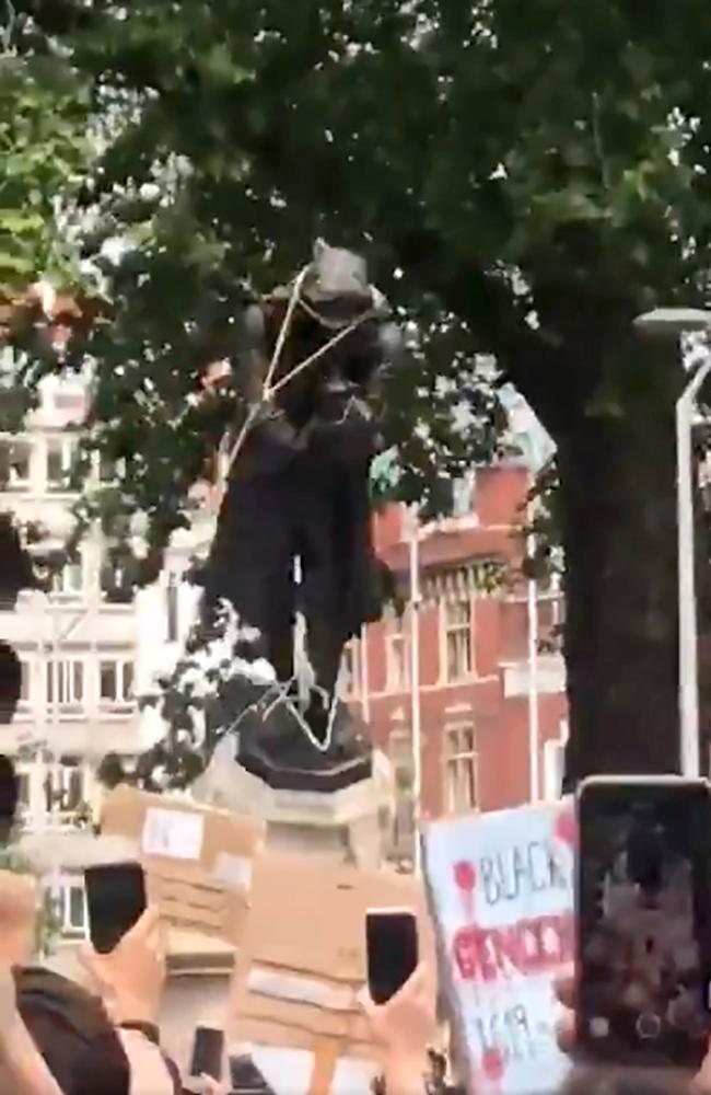 Protesters pulling down a statue of slave trader Edward Colston in Bristol, south west England. pICXTURE: afp VIA @WILLWANTWRITES