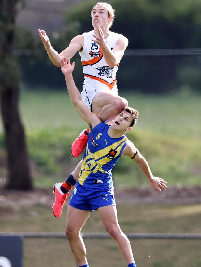 Josh Goater marks over Kyle Borg. Picture: Michael Klein