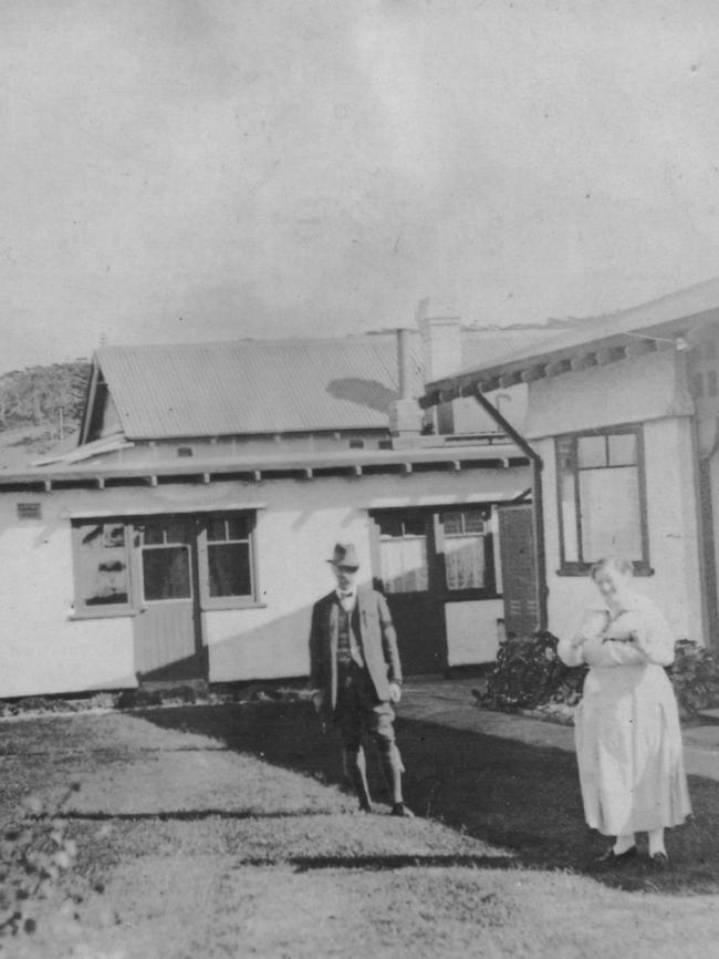 Frederick Sargood and daughter Nancy at Collaroy