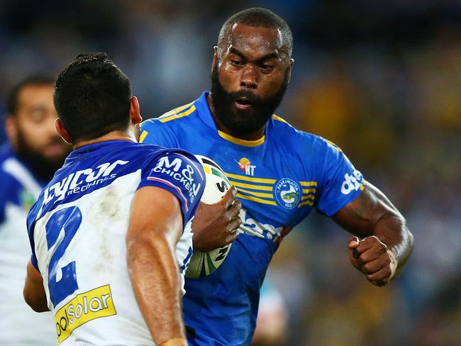 Semi Radradra makes a line break against the Bulldogs.