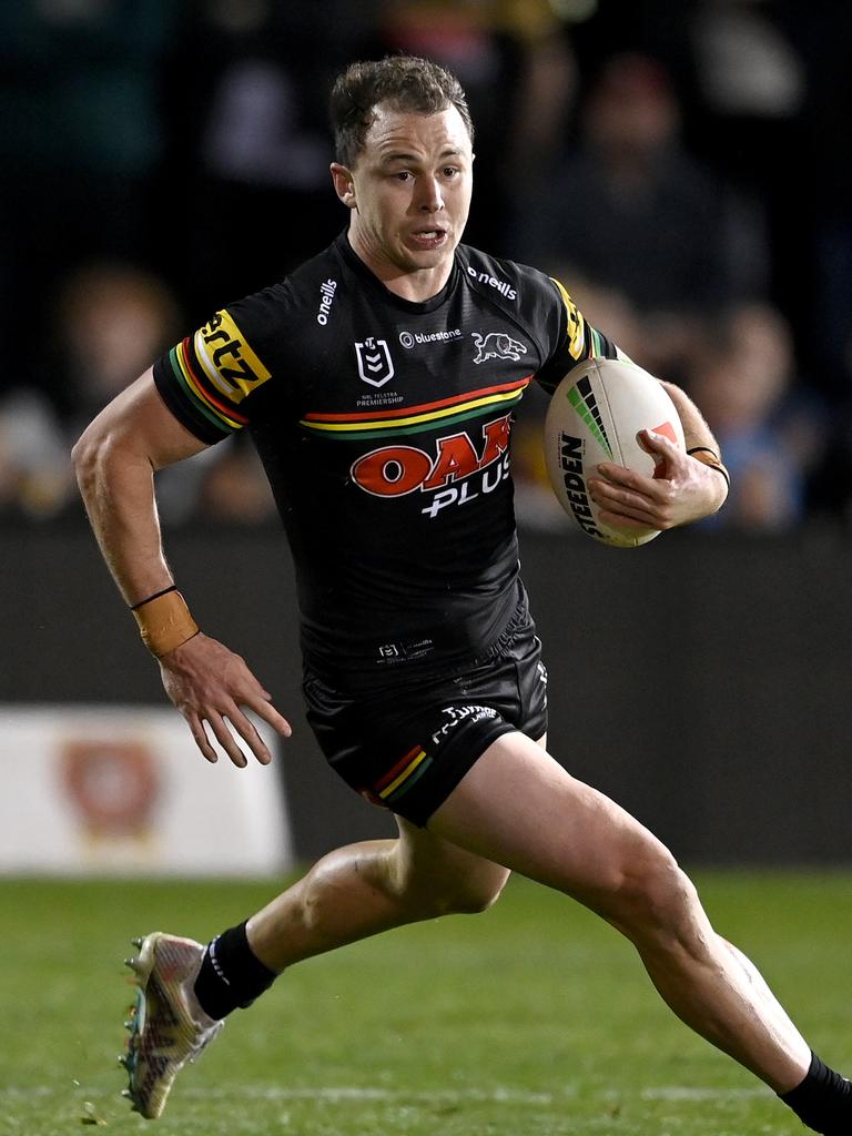 Fullback showdowns don’t get much better than Dylan Edwards against Reece Walsh. Picture: NRL Imagery.