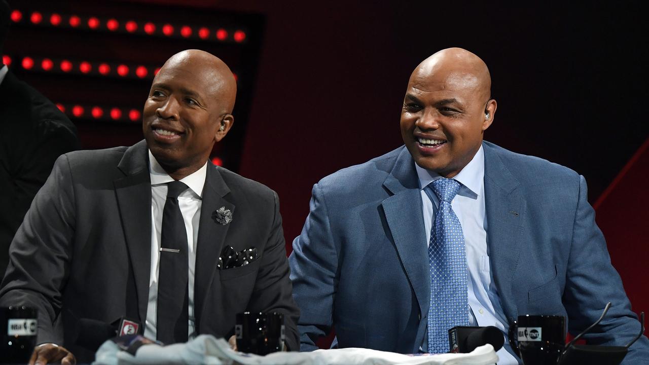Kenny Smith and Charles Barkley laugh during a live telecast of "NBA on TNT". Photo: Ethan Miller/Getty Images/AFP.