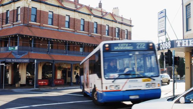 A photo of the 272 bus in Willoughby.