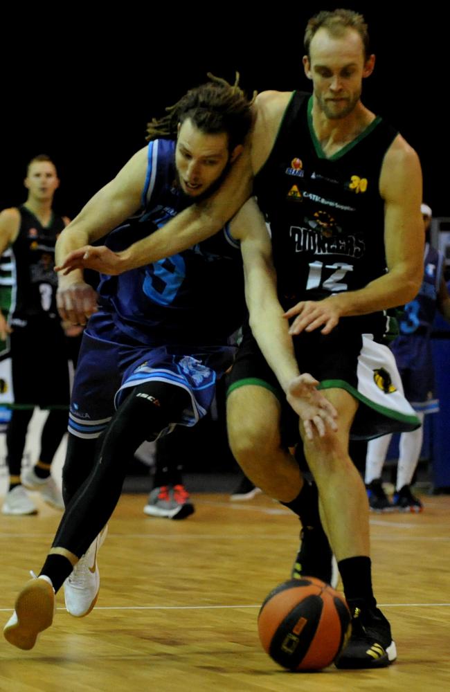 Chargers’ Craig Moller battles against Mount Gambier’s Lewis Thomas. Picture: FIONA HARDING