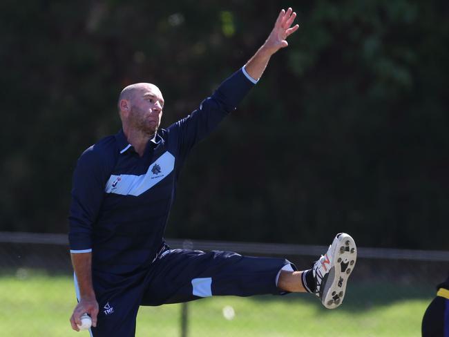 VSDCA: Kew’s John Hastings in action. Picture: Stuart Milligan