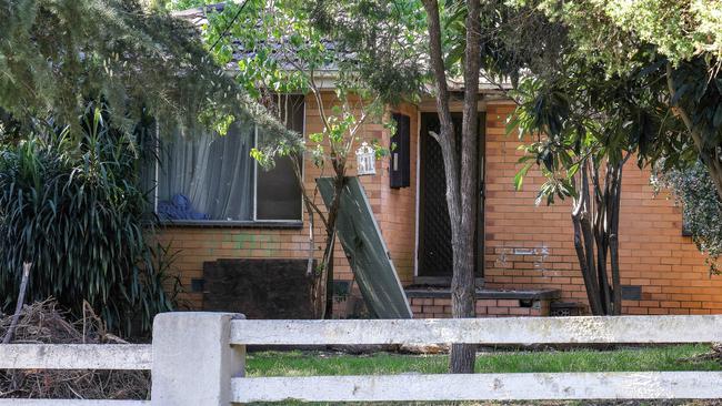 A house in Greenslopes Dr has been raided by police in a suspected drugs bust. Picture: Ian Currie