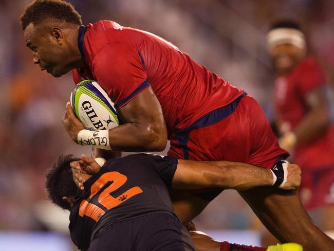 Australia's Reds fly-half Eto Nabuli (top) is tackled by Argentina's Jaguares centre Jeronimo De la Fuente during their Super Rugby match at Jose Amalfitani stadium in Buenos Aires, Argentina on March 25, 2017. / AFP PHOTO / ALEJANDRO PAGNI