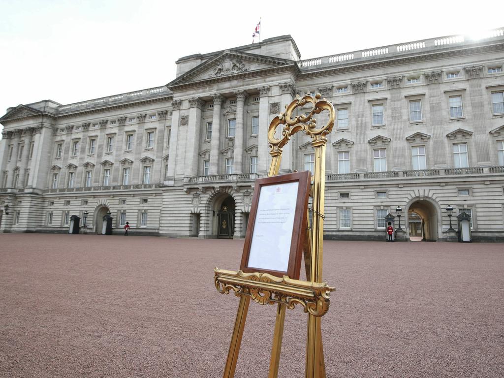 The world-famous easel is drawing in tourists as it stands in its traditional position in the Buckingham Palace courtyard. Picture: Yui Mok/Pool Photo via AP 