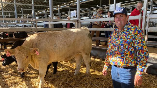 David Hill from David Hill Livestock and Marketing paid $4000 for this donated steer at the Wodonga store cattle sale, with the funds going to mental health support. He then donated the steer to the Carevan in Albury which feeds needy people.