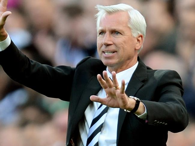 NEWCASTLE UPON TYNE, ENGLAND - AUGUST 17: Alan Pardew the Newcastle manager instructs his players as Manuel Pellegrini the Manchester City manager looks on during the Barclays Premier League match between Newcastle United and Manchester City at St James' Park on August 17, 2014 in Newcastle upon Tyne, England. (Photo by Jamie McDonald/Getty Images)