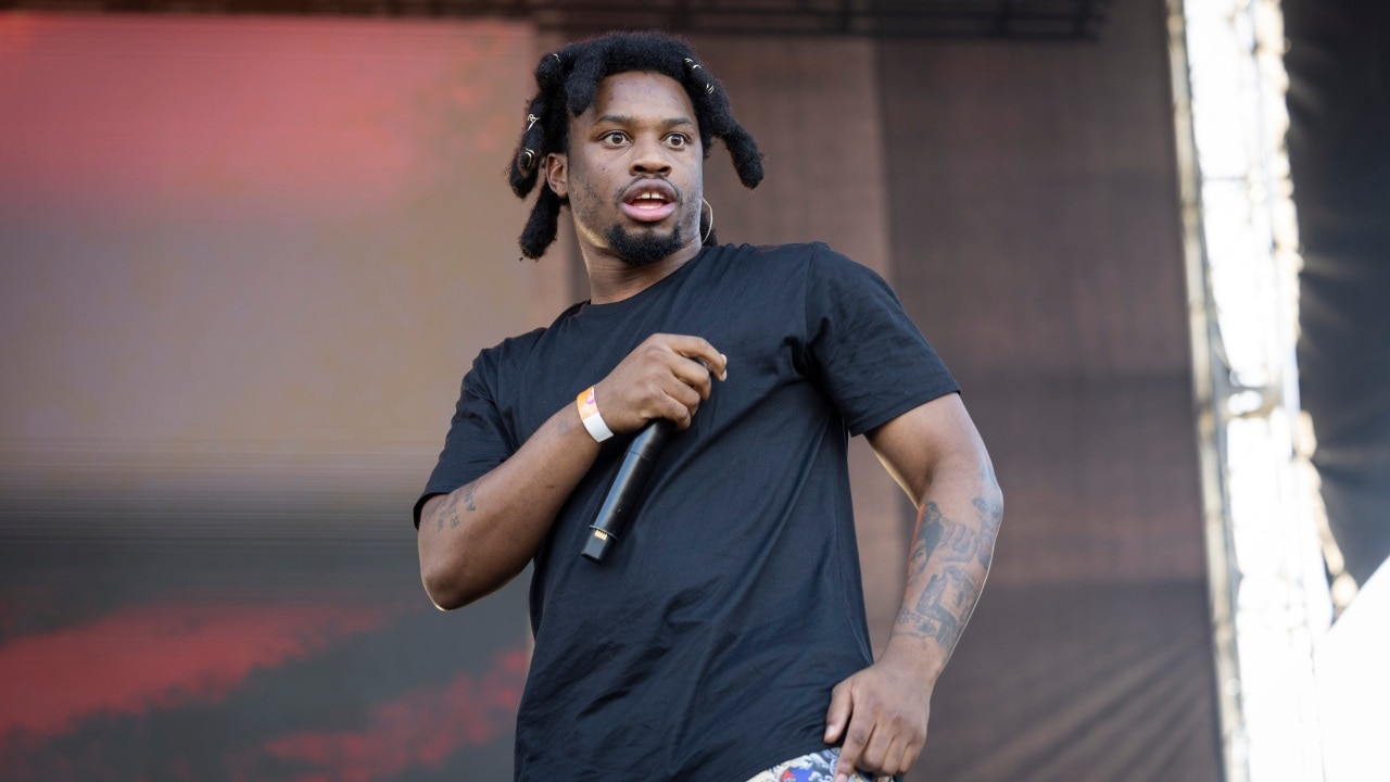 Amerykański raper Denzel Curry bierze na cel Qantas po tym, jak tanie linie lotnicze Jetstar zgubiły jego bagaż podczas wizyty w Australii.