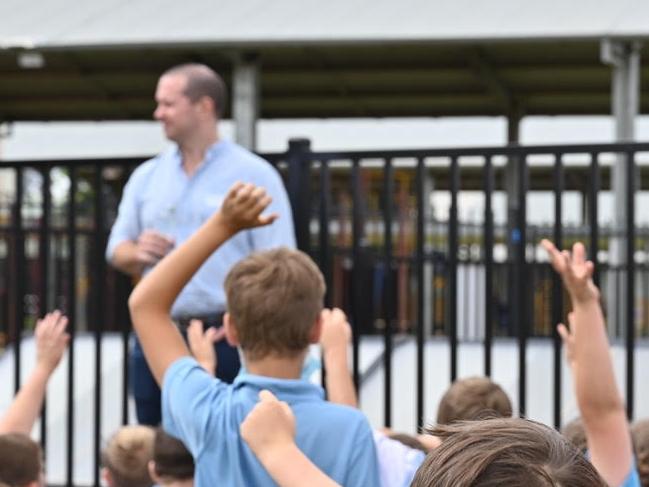 Chief revenue officer Rob Bartrop explaining to Narromine Public School students how water is produced from the hydropanels. Photo: SOURCE.