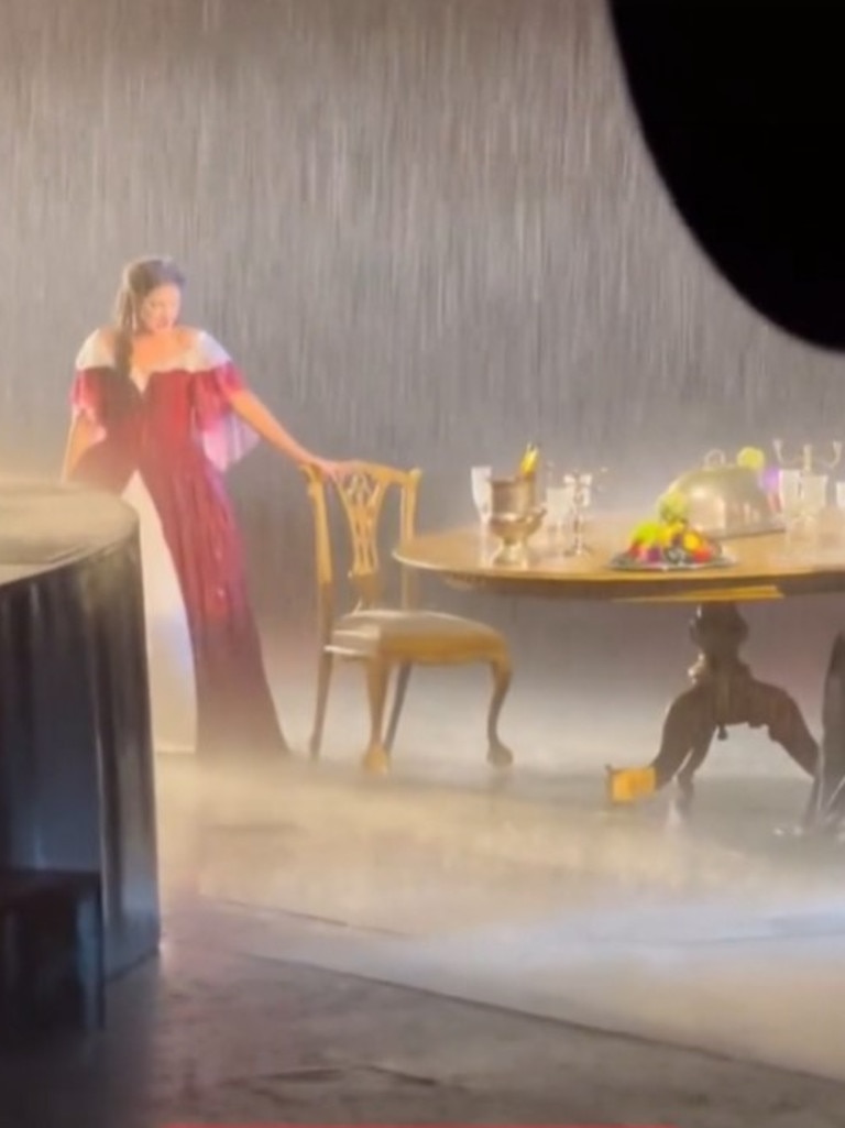 The rain saw the actors get drenched. Picture: TikTok @lefantomedeloper.