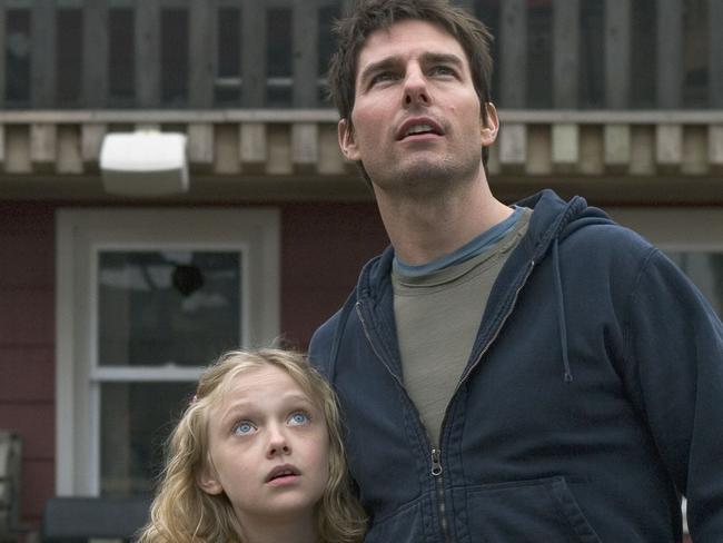 Actor Dakota Fanning with Tom Cruise in scene form film "War of the Worlds". /Films/Titles/War/of/the/Worlds