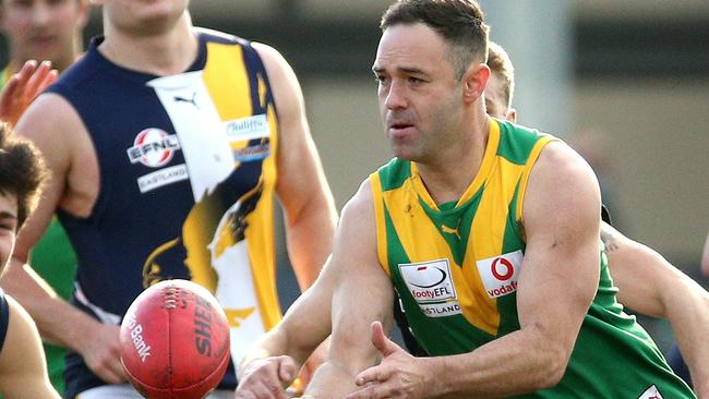 EFL Division 1 2022: Bayswater v Beaconsfield at Bayswater Oval: Ashley Vandelaak of Bayswater handpasses out of the pack on Saturday July 2, 2022, in Bayswater, Australia.Picture: Hamish Blair