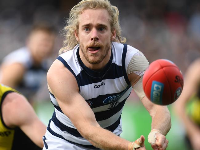 Cameron Guthrie of the Cats (right) is seen in action during the Round 21 AFL match between the Geelong Cats and the Richmond Tigers at Simonds Stadium in Geelong, Saturday, August 12, 2017. (AAP Image/Julian Smith) NO ARCHIVING, EDITORIAL USE ONLY