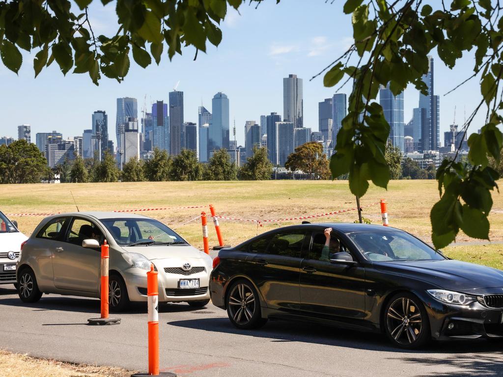 Cars line up for Covid testing at Albert Park. Picture: NCA NewsWire / Ian Currie