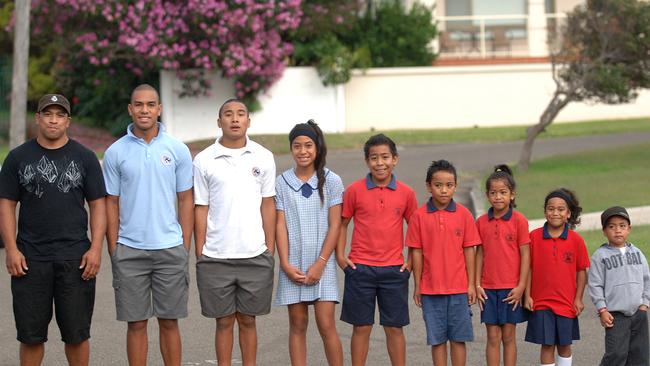 John Hopoate with his eight children in 2009 – William (16), Jamil (14), Laumaile (11), John (10), Albert (8), Tupou (7), Kalosipani (5) and Lehi (4).