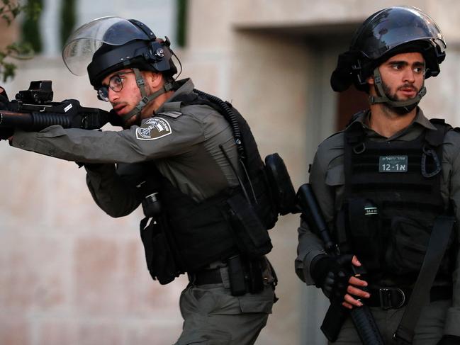 Israeli border guards stand at attention in the east Jerusalem neighbourhood of Sheikh Jarrah on May 14, 2021, during clashes between Israeli far-right extremists and Palestinians. (Photo by Ahmad GHARABLI / AFP)