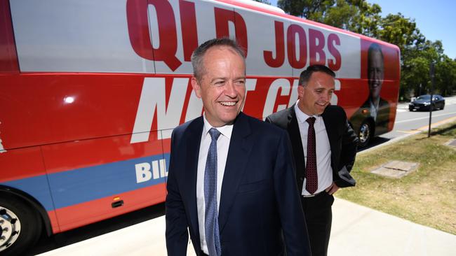 Federal Opposition Leader Bill Shorten (left) and Labor's candidate for Forde Des Hardman (AAP Image/Dan Peled).