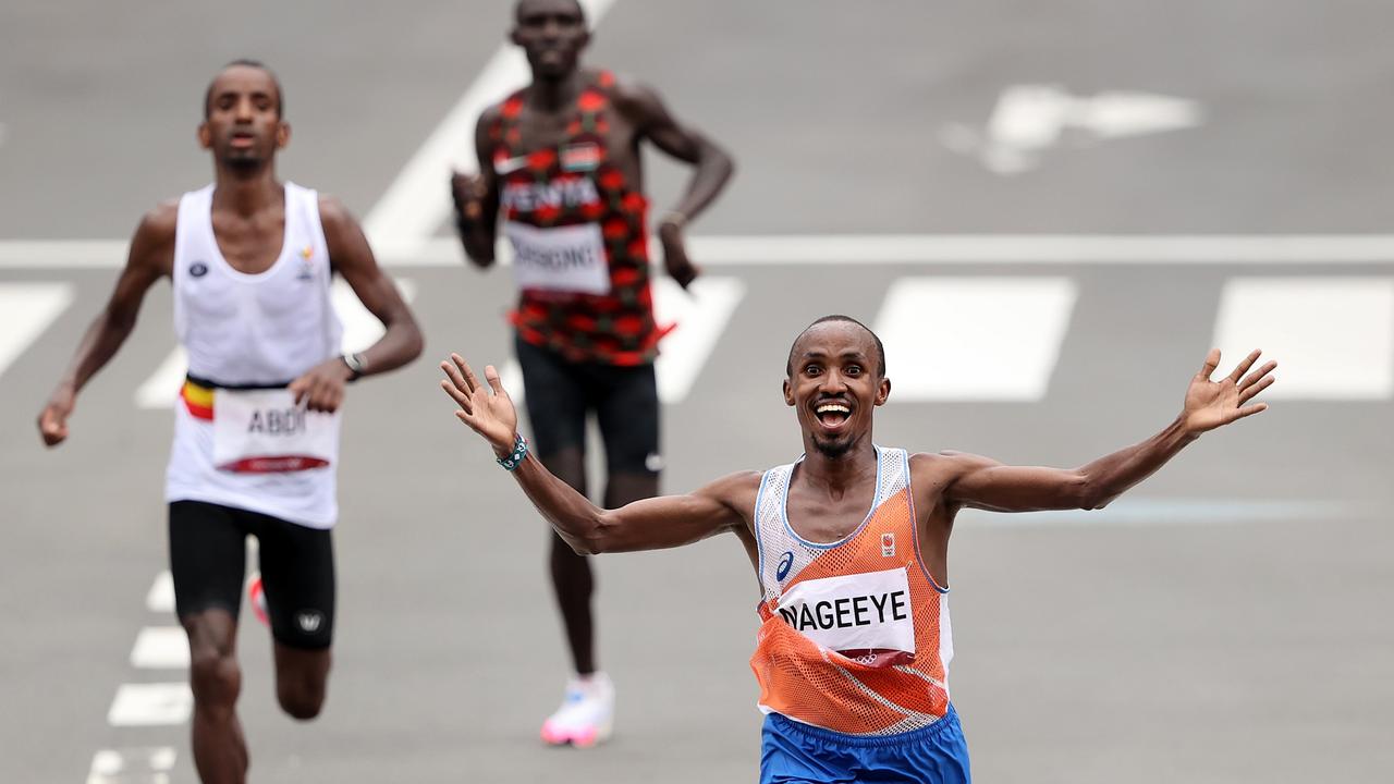 Marathon hugs, Eliud Kipchoge, Abdi Nageai, Bashir Abdi ...