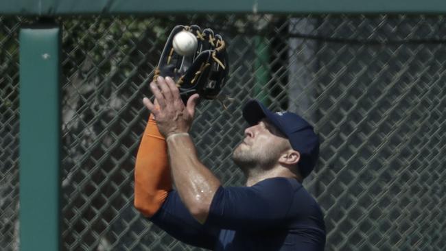 Former Quarterback Turned Baseball Player Tim Tebow Will Now Try Catching  Footballs - En Fuego