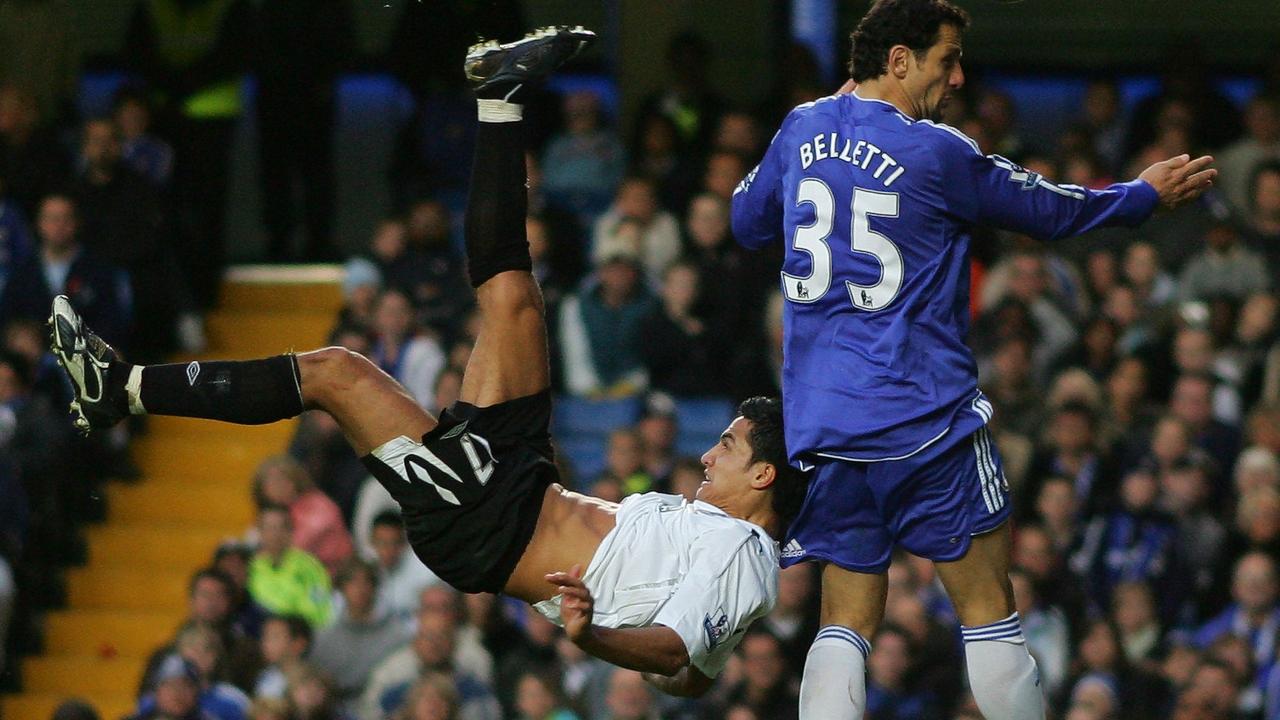  Everton's Tim Cahill, left, scores against Chelsea