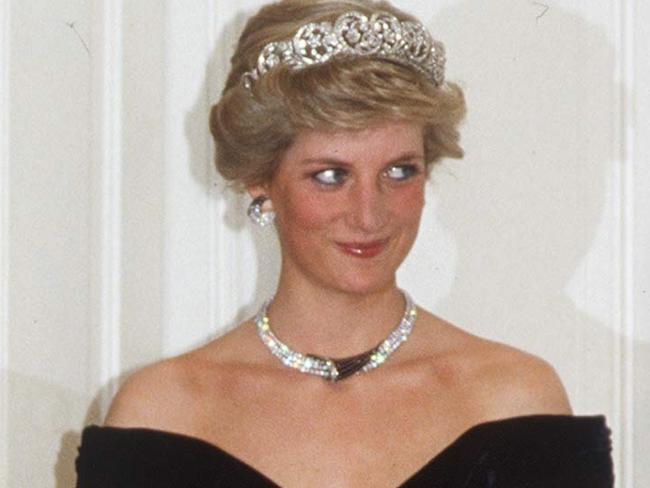 BONN, GERMANY - NOVEMBER 02:  Princess Diana Attending A Banquet In Bonn, Germany. She Is Wearing The Spencer Tiara, Necklace And Earrings Presented To Her As A Gift By The Sultan Of Oman. She Is Wearing A Dress By Victor Edelstein.  (Photo by Tim Graham/Getty Images)