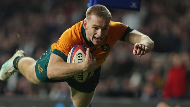 TOPSHOT - Australia's Max Jorgensen dives over the line to score their late winning try during the Autumn Nations Series International rugby union test match between England and Australia at the Allianz Stadium, Twickenham in south-west London, on November 9, 2024. Australia won the game 42-37. (Photo by Adrian Dennis / AFP)