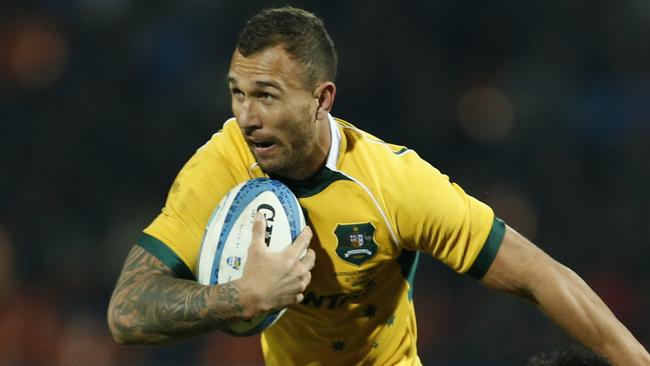 MENDOZA, ARGENTINA - JULY 25: Quade Cooper of Australia fights for the ball with Juan Pablo Socino of Argentina during a match between Australia and Argentina as part of The Rugby Championship 2015 at Estadio Malvinas Argentinas on July 25, 2015 in Mendoza, Argentina. (Photo by Gabriel Rossi/Getty Images)